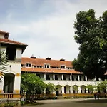 Front One Boutique Tugu Muda Semarang