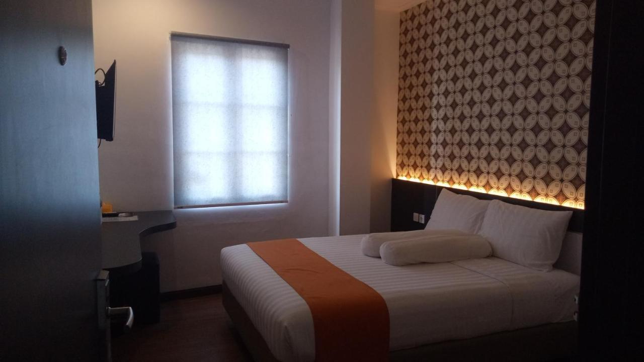 Hotel Front One Boutique Tugu Muda